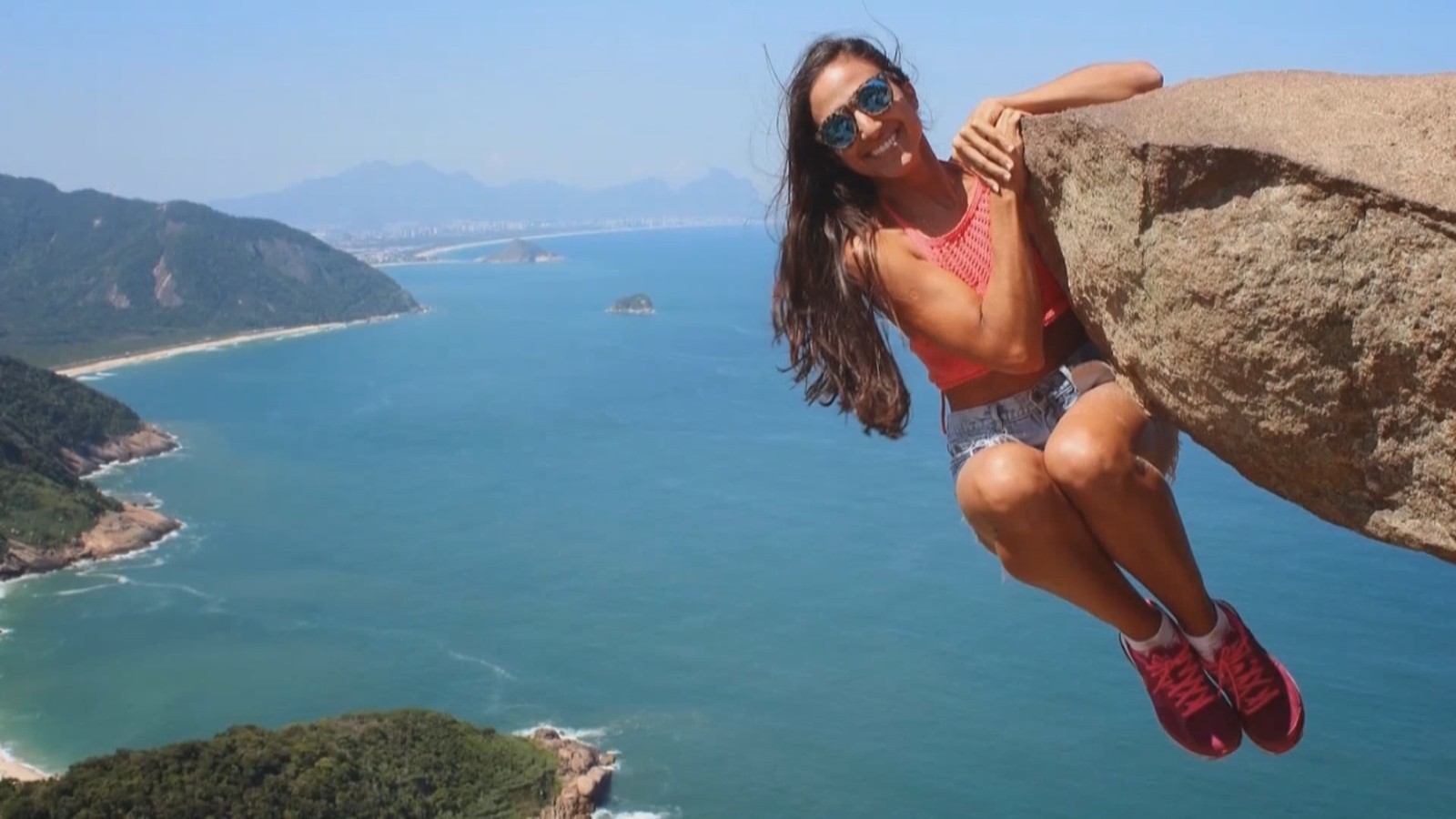 巴西里约“错位”悬崖石吸引游客打卡拍照 巴西里约“错位”悬崖石吸引游客打卡拍照