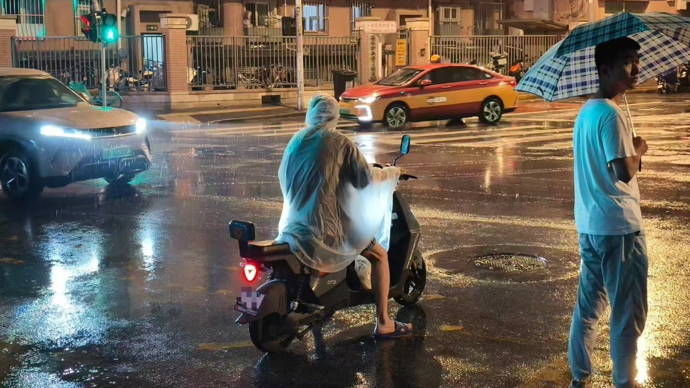 电闪雷鸣，风大雨急！未来一小时全市雷阵雨继续