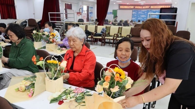 牛街钢院社区为辖区“母亲”送祝福 插花课上普及厨余垃圾回收知识 牛街钢院社区为辖区“母亲”送祝福 插花课上普及厨余垃圾回收知识