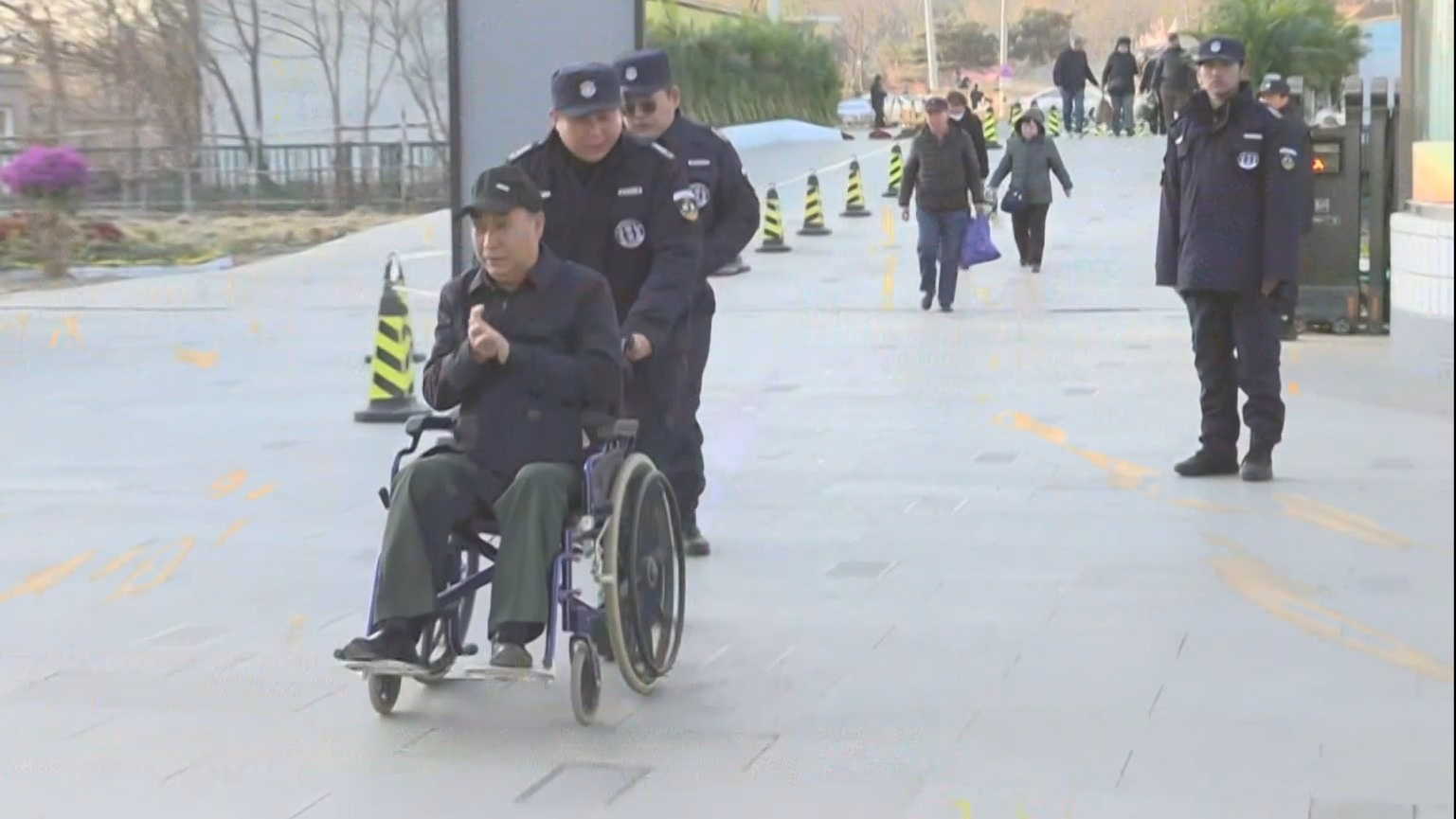 北京迎首个清明祭扫高峰日