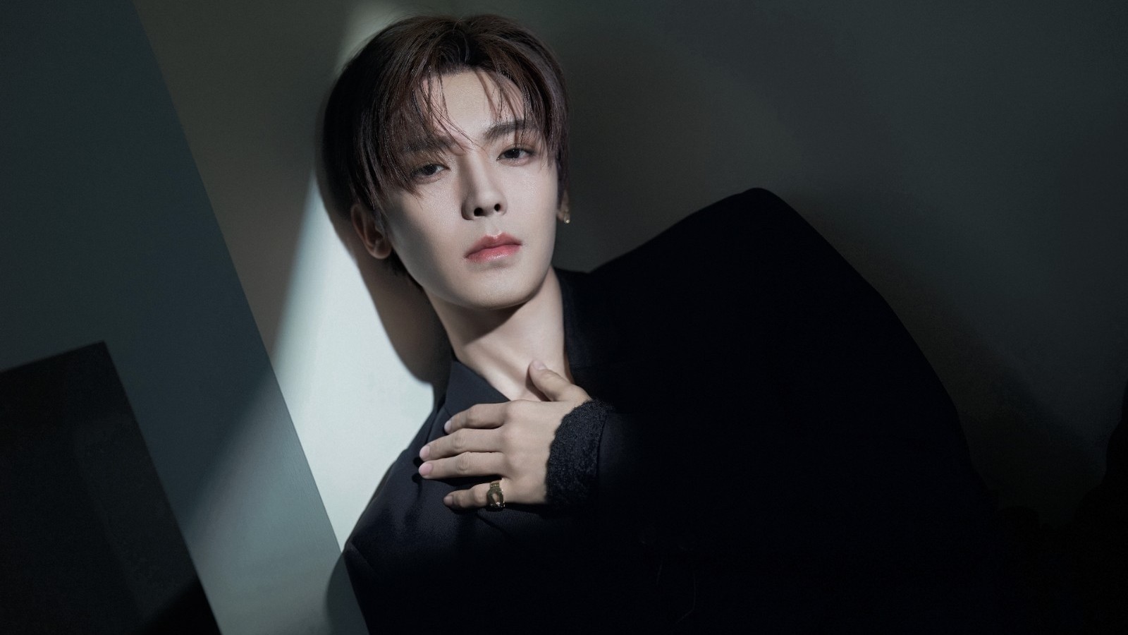 2025微博视界大会后台直击，侯明昊身穿黑色西装亮相后台