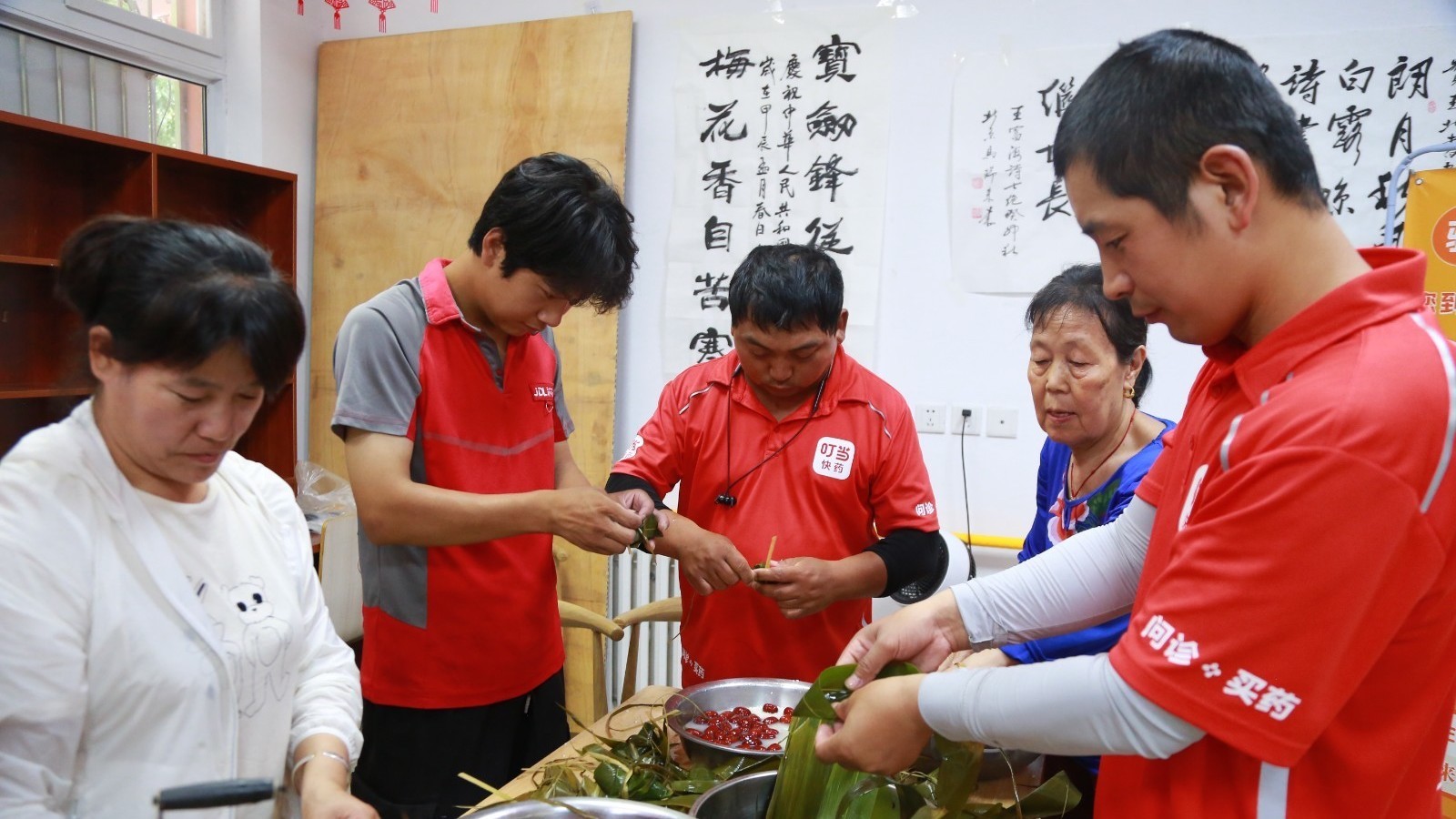 玉桥街道玉见骑士回家过端午 与老人结对子