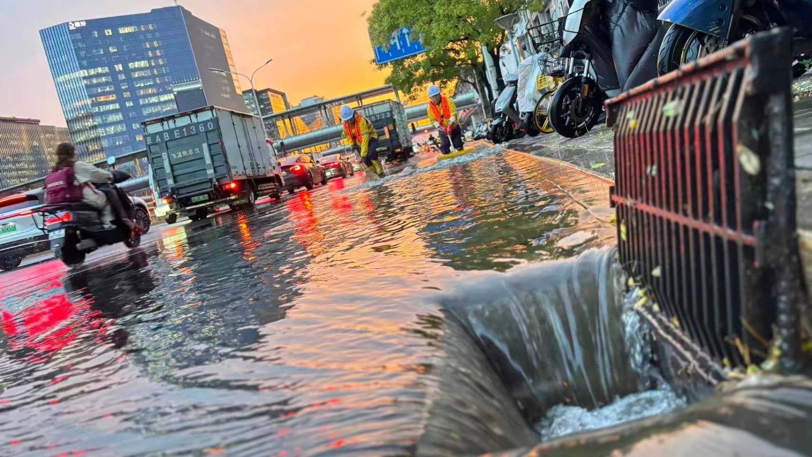 闻“汛”而动：北京排水集团全力快速处置 保障雨天城市通行安全