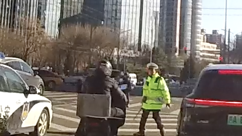 北京一男子骑电动车闯机动车道 见前方交警想开溜 被警察堵个正着! 北京一男子骑电动车闯机动车道 见前方交警想开溜 被警察堵个正着!