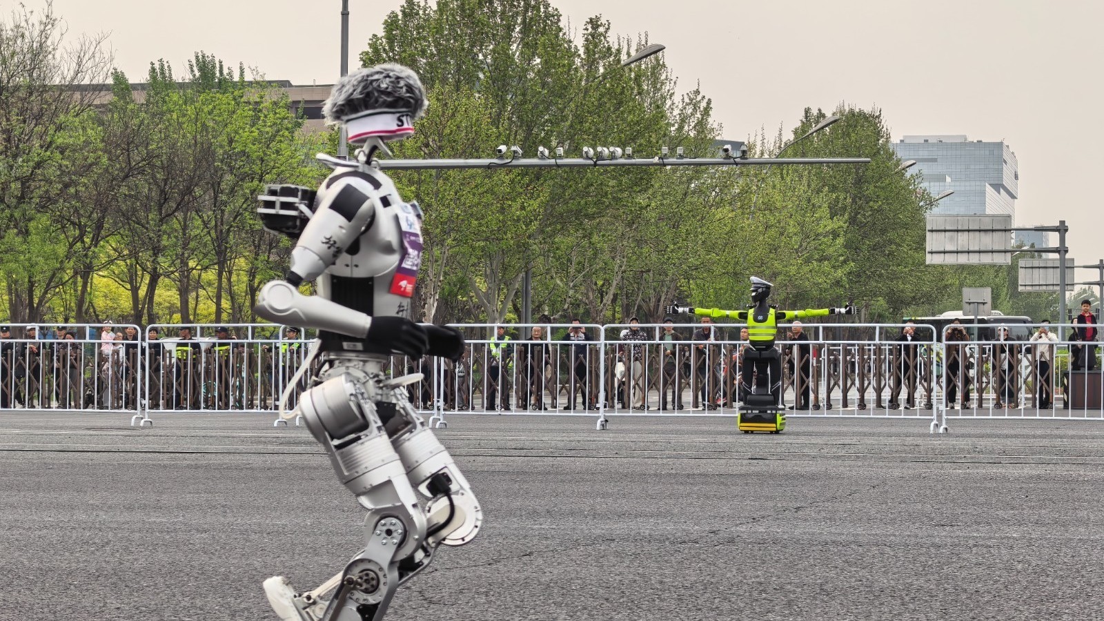 北京首个交警机器人亮相街头