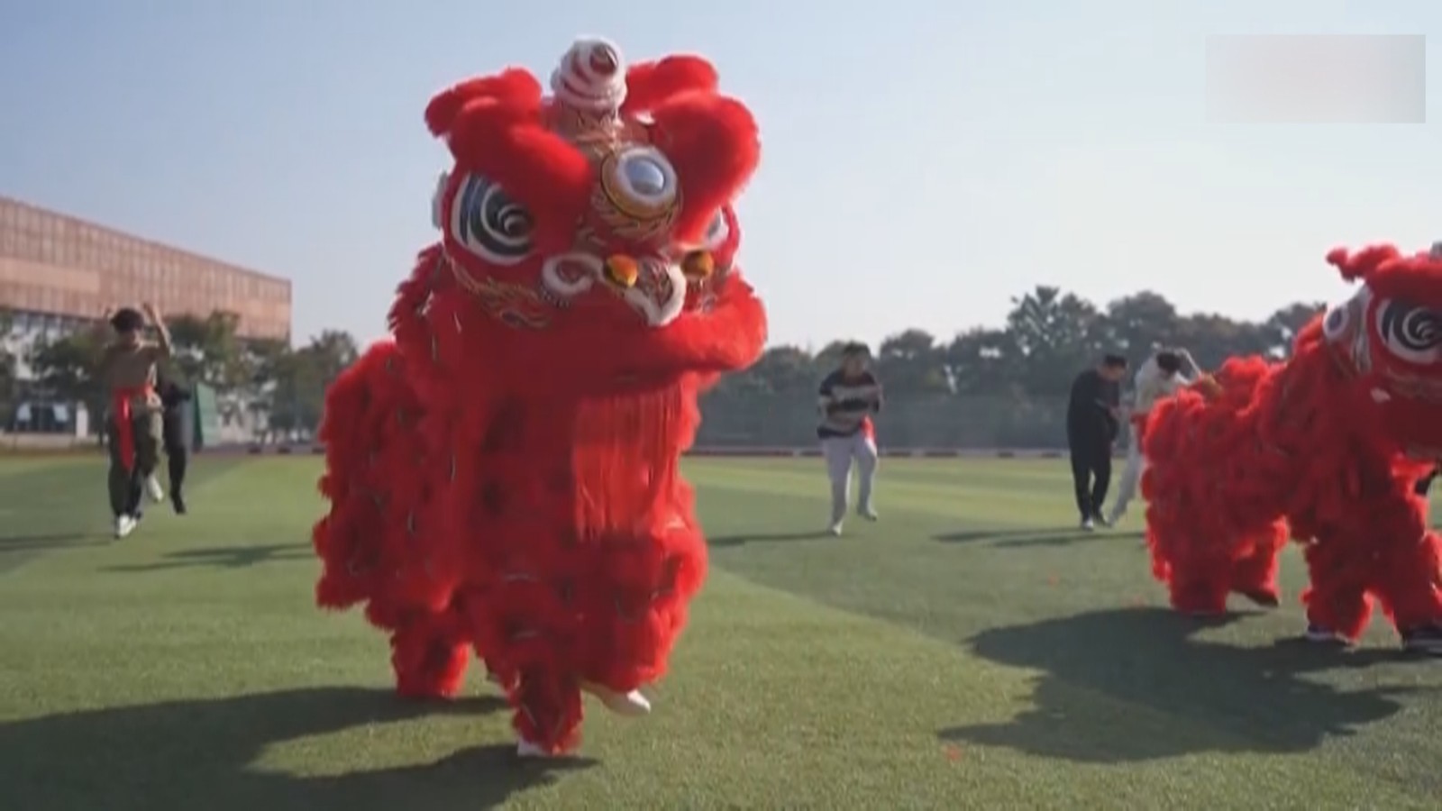 舞龙舞狮进课堂! 一起来传承中华文化 舞龙舞狮进课堂! 一起来传承中华文化