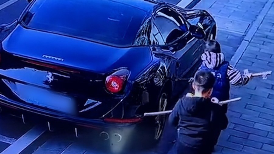 男孩划伤路边法拉利家长拒不承认 车主报警。经协调后车主获赔16000元
