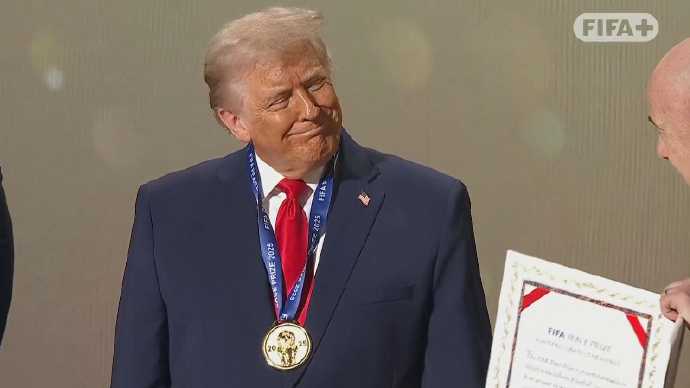 特朗普总算获了一个“和平奖”，笑得合不拢嘴……