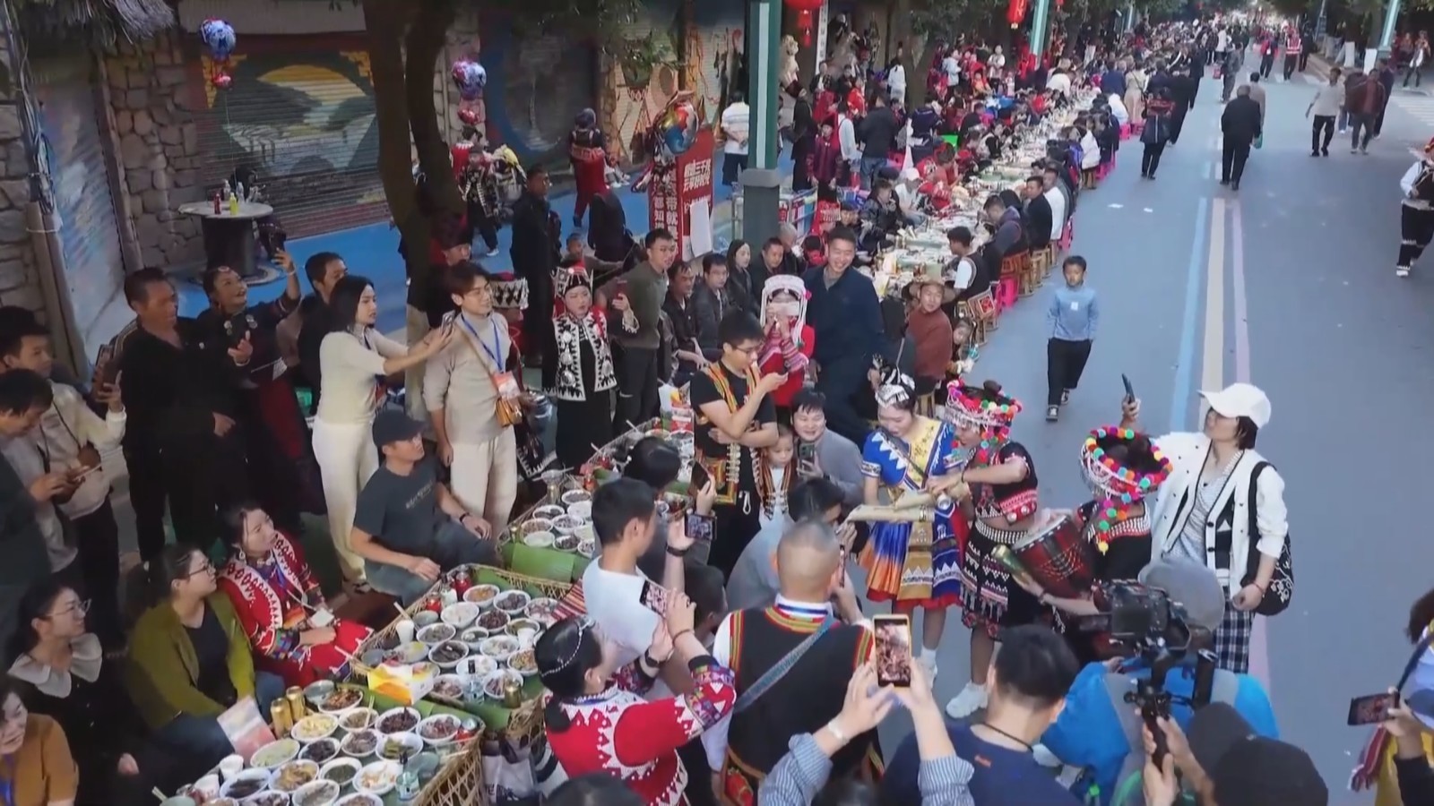 3200桌!云南绿春万人共庆长街古宴 3200桌!云南绿春万人共庆长街古宴