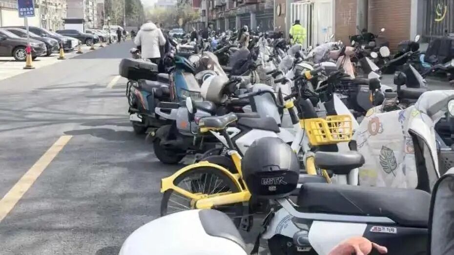 校门一禁，小区堵死！首体旁电动车“围城”，居民直呼有家难回