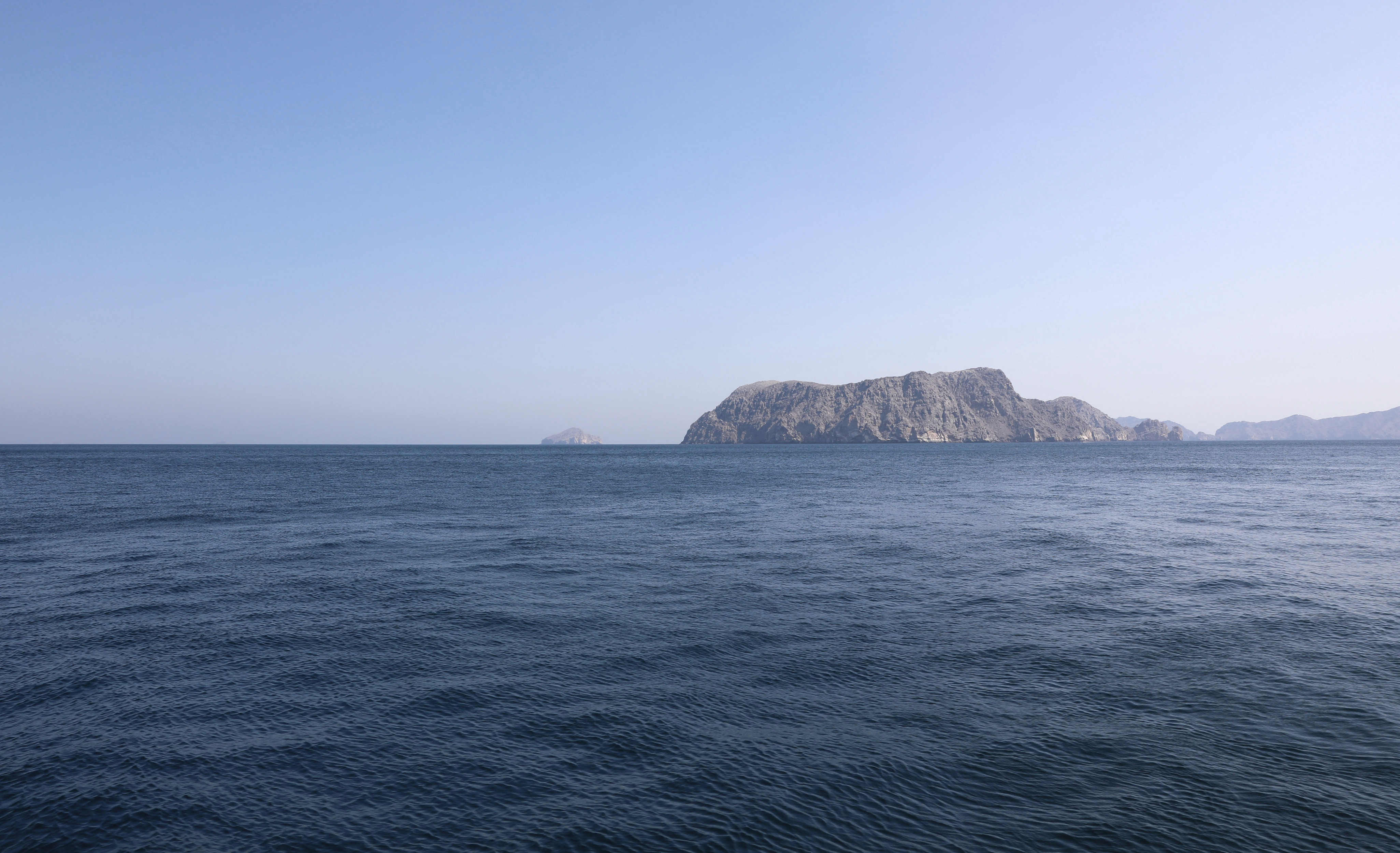 美国鼓动商船“闯关”霍尔木兹海峡 多国呼吁谈判解决分歧