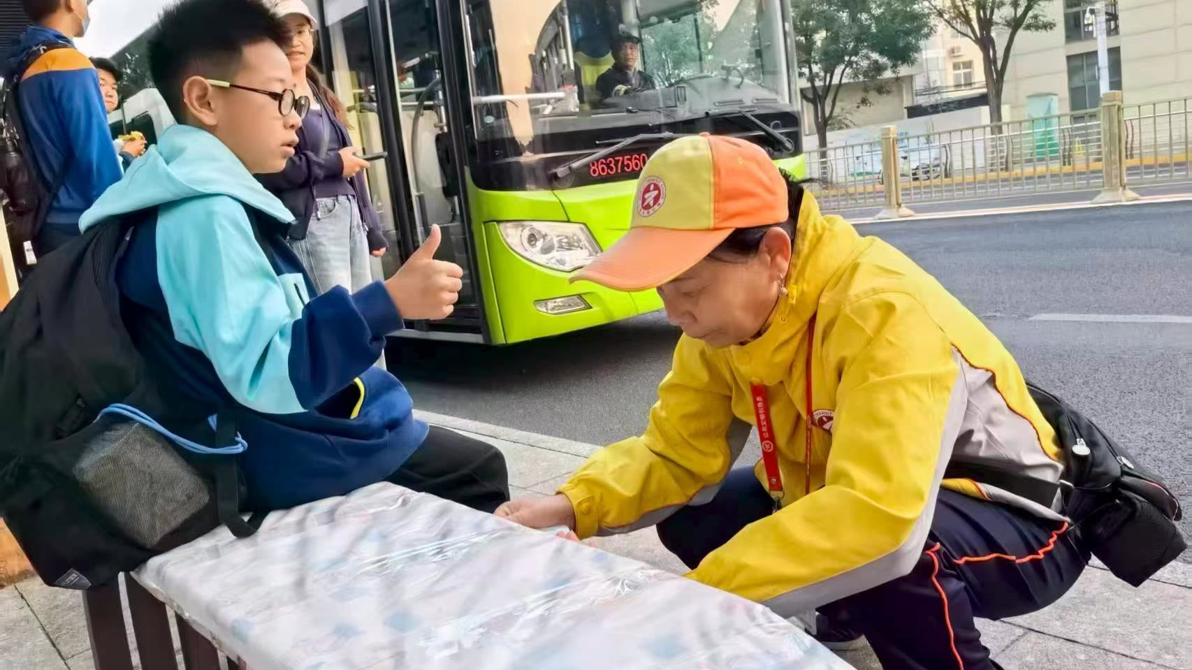 坚持15年！天冷了，门头沟公交站台的坐垫又“准时上线”了