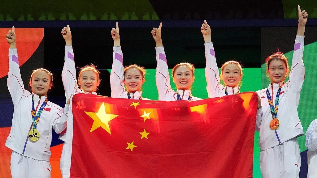 京锐评｜绝境翻盘！时隔二十年再登顶：体操女团这枚金牌，不止胜负