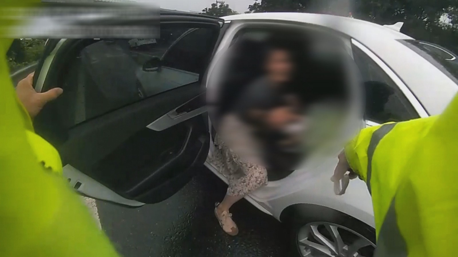 一脚急刹，坐后排的娃出事了！交警提醒：后排也要系安全带