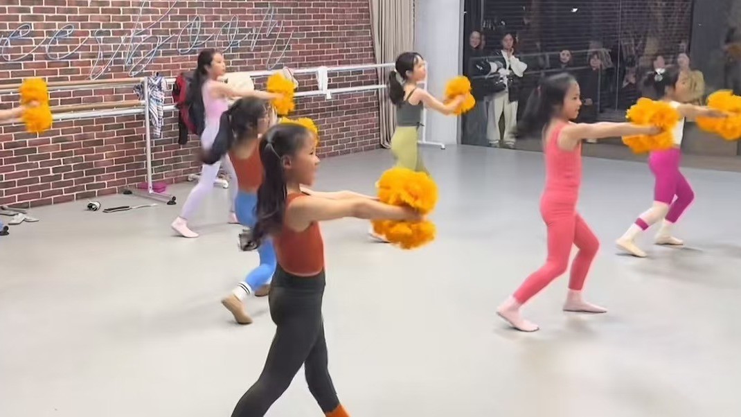 小朋友跳起啦啦操活力满满