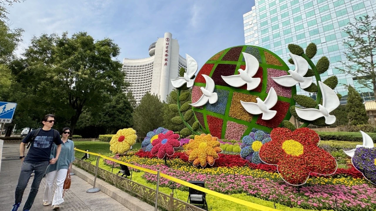 迎国庆!北京长安街10座立体花坛亮相 迎国庆!北京长安街10座立体花坛亮相