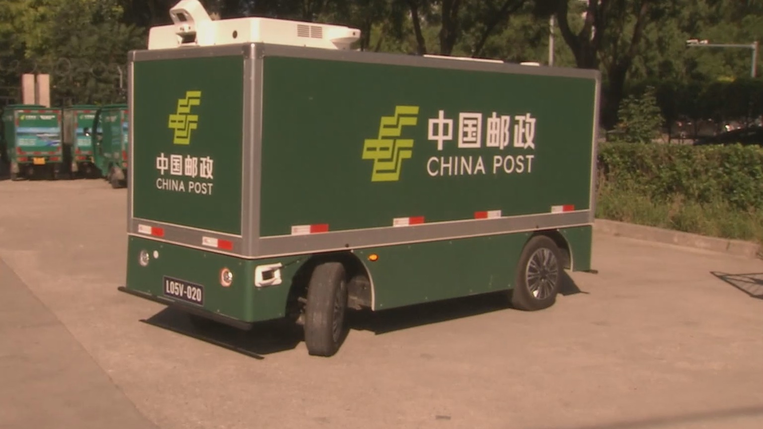 北京邮政无人配送快递车上路