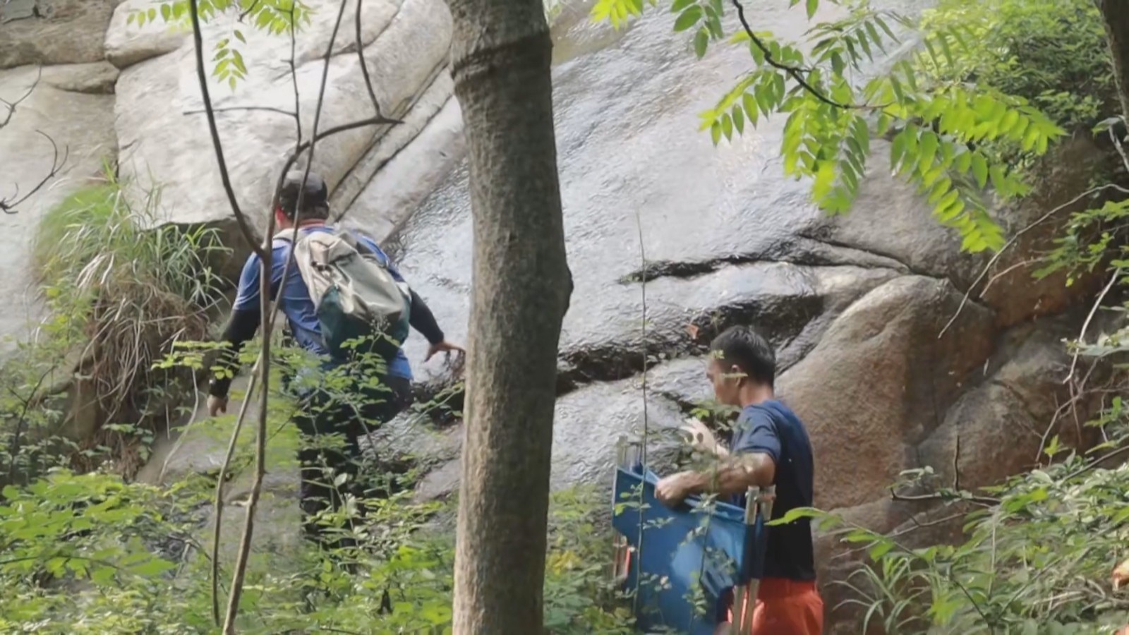 “驴友”爬山中暑被困 消防员紧急施救 “驴友”爬山中暑被困 消防员紧急施救