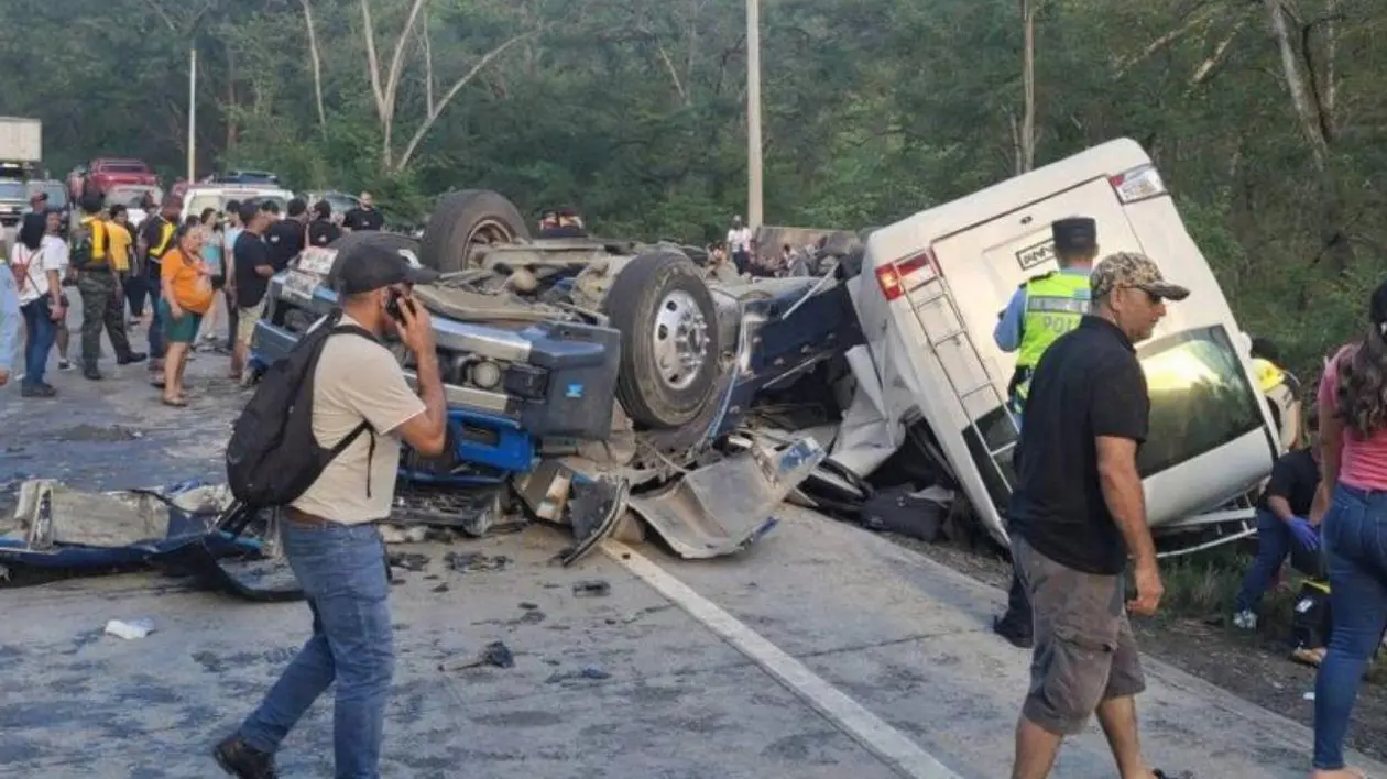 洪都拉斯一巴士与运载氰化物拖车相撞 至少10人死亡