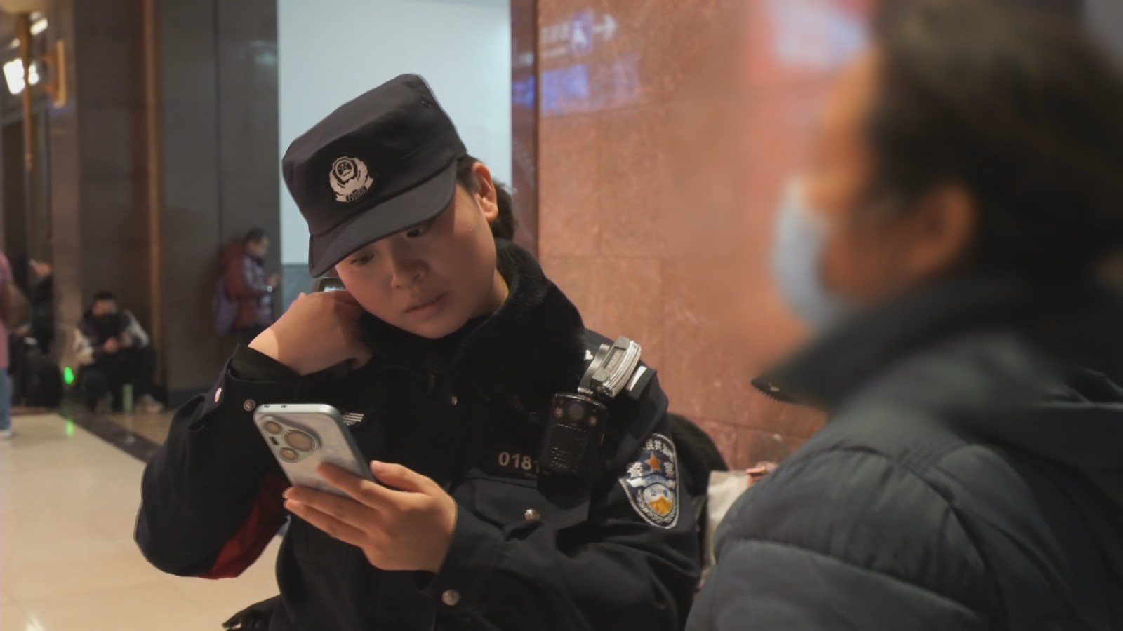 北京站女警三人组 柔情守护旅客平安 北京站女警三人组 柔情守护旅客平安