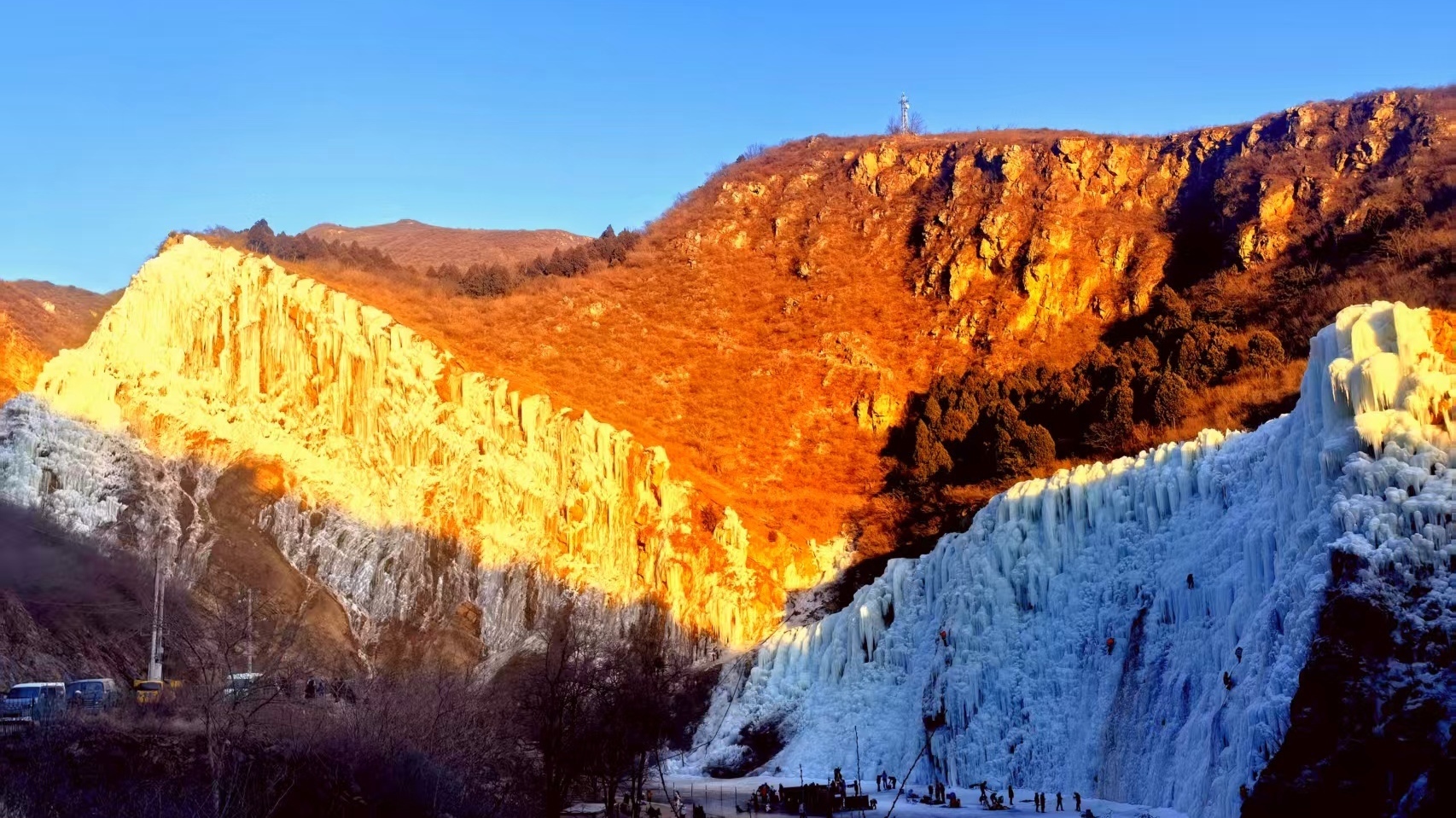 冰镐尖上的心跳:记者在虎峪体验硬核攀冰 冰镐尖上的心跳:记者在虎峪体验硬核攀冰