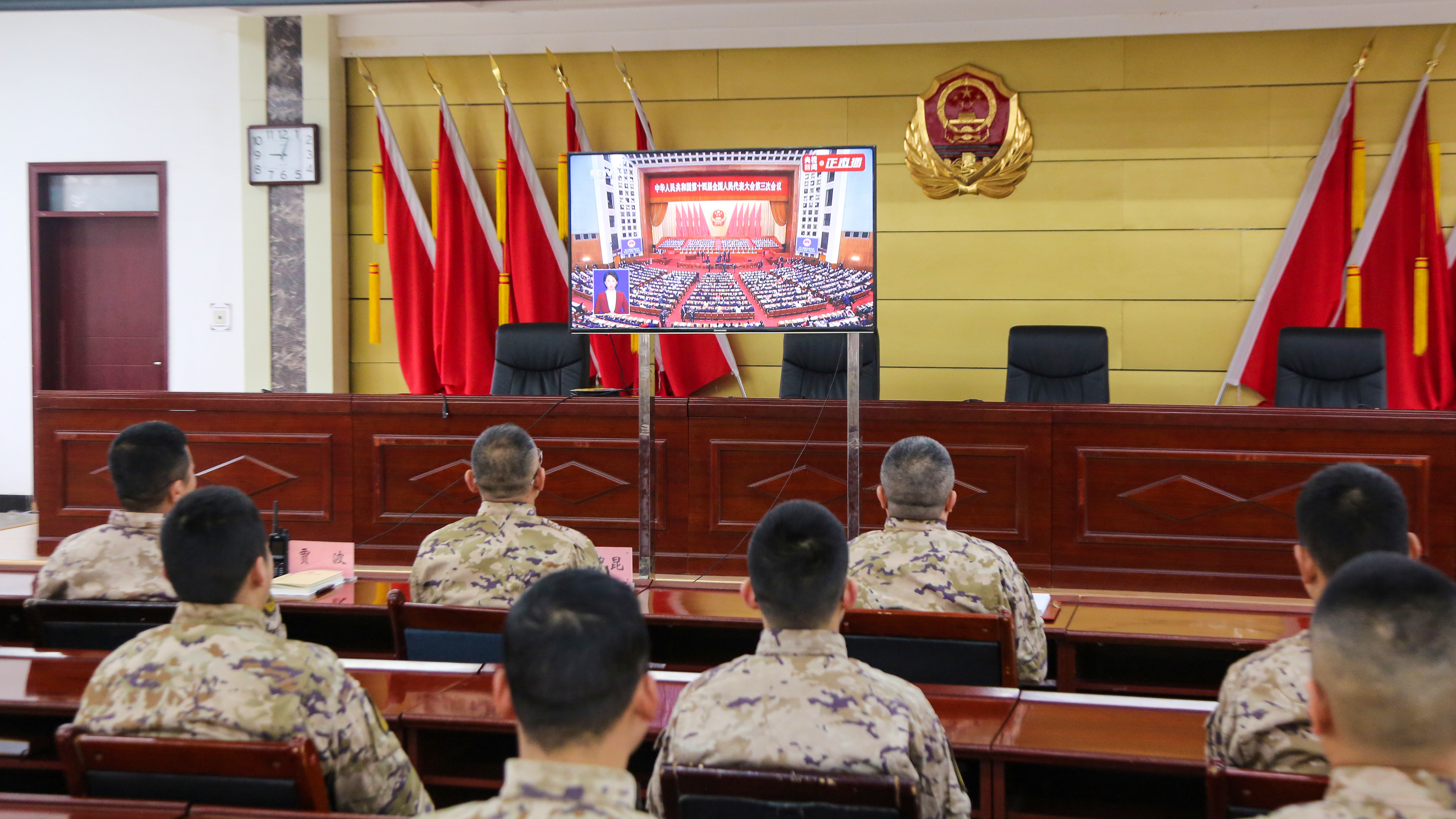 武警官兵收看两会盛况 凝聚强军力量 武警官兵收看两会盛况 凝聚强军力量