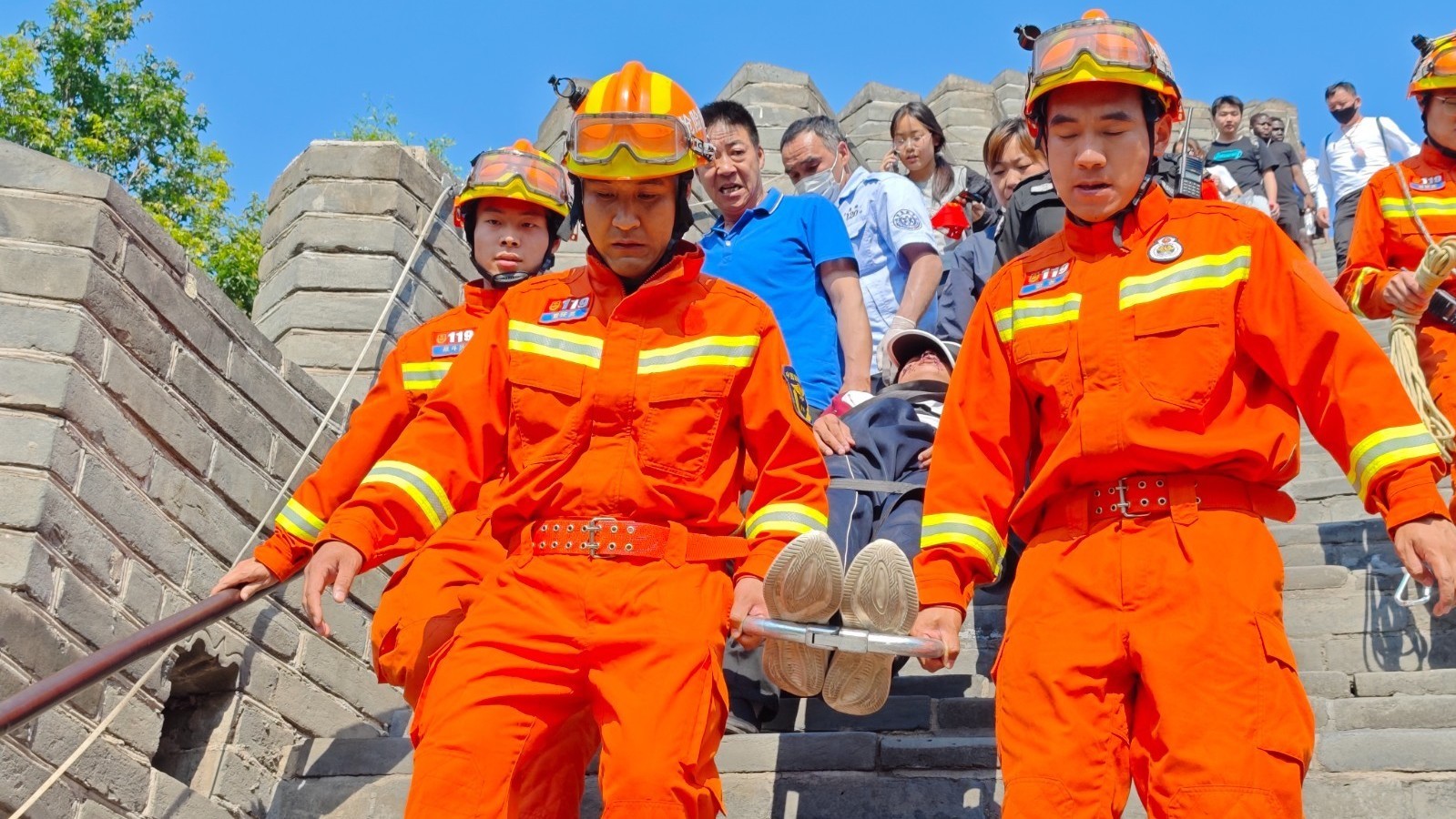 15岁少年登山途中受伤 昌平消防快速救援 15岁少年登山途中受伤 昌平消防快速救援