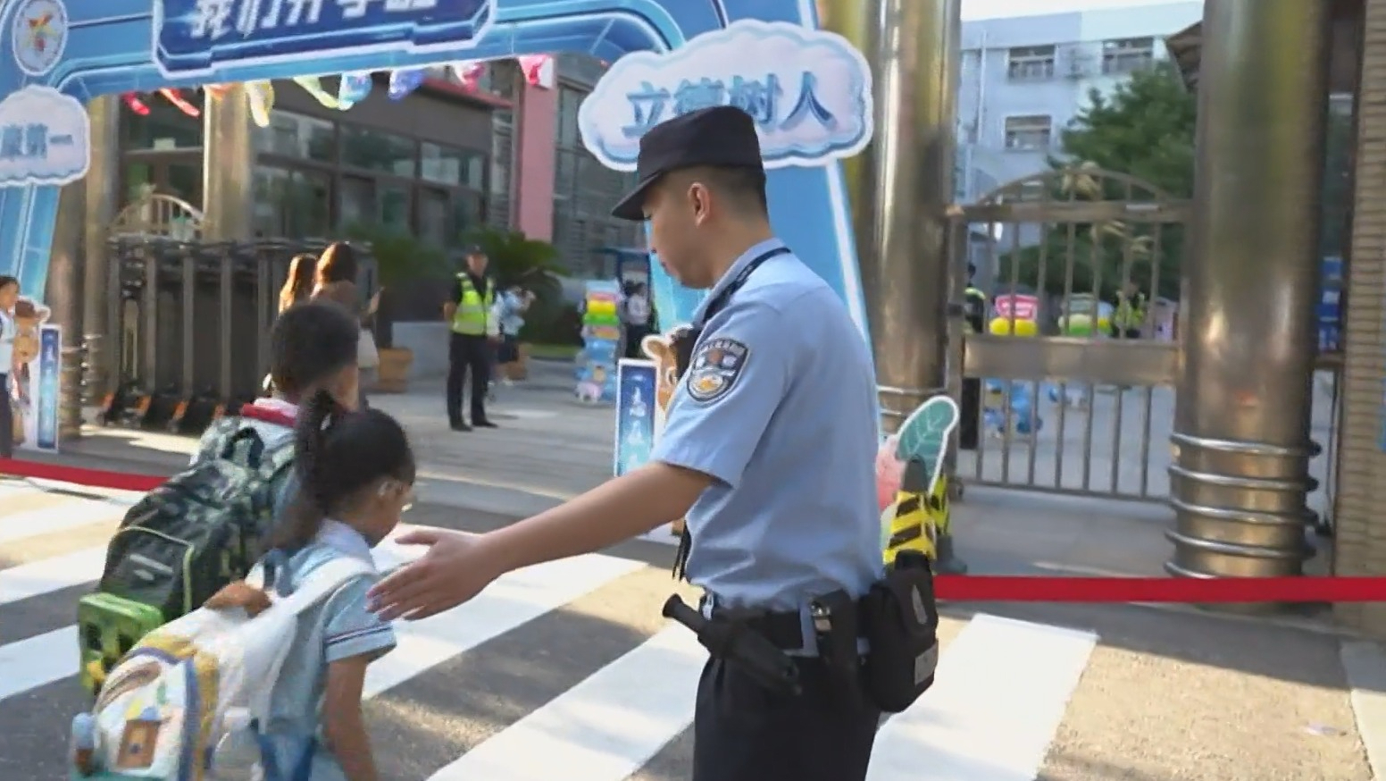 北京警方5000余名警力全方位守护开学季