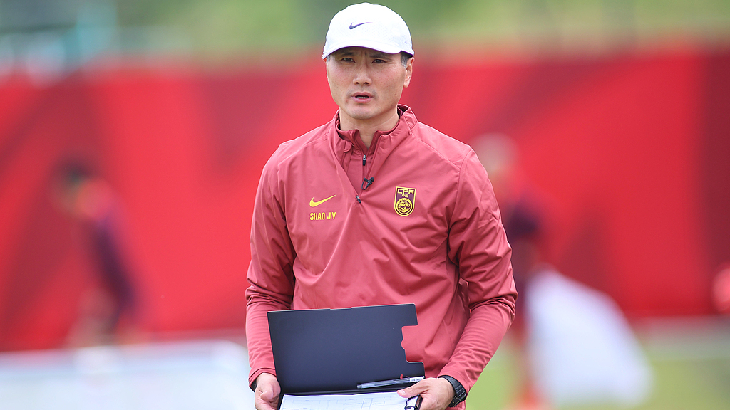 国足成绩没有让国人满意 主教练邵佳一：需要不断地学习