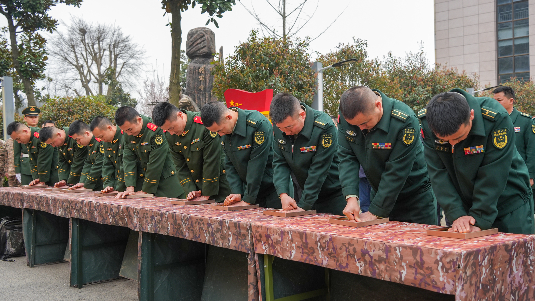 掌心力量：功臣手模背后的强军印记