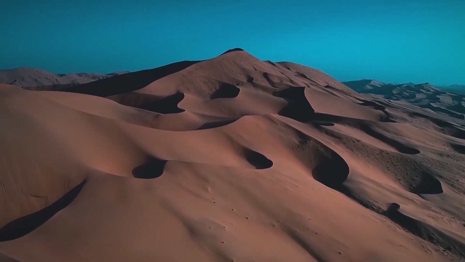 太酷了!一起来飞跃“沙海珠峰” 太酷了!一起来飞跃“沙海珠峰”