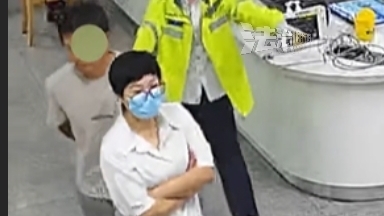 男子被五步蛇咬伤后，一脚踩死蛇并拎着蛇去就医，医院快速匹配血清