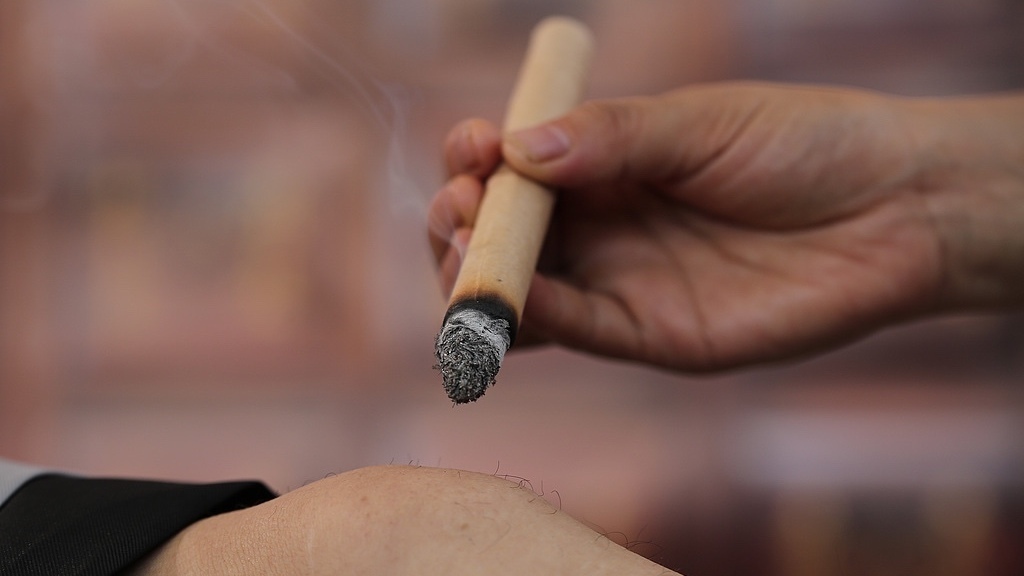 年轻人爱上艾灸,医生提醒:网红产品不可盲目选购 年轻人爱上艾灸,医生提醒:网红产品不可盲目选购