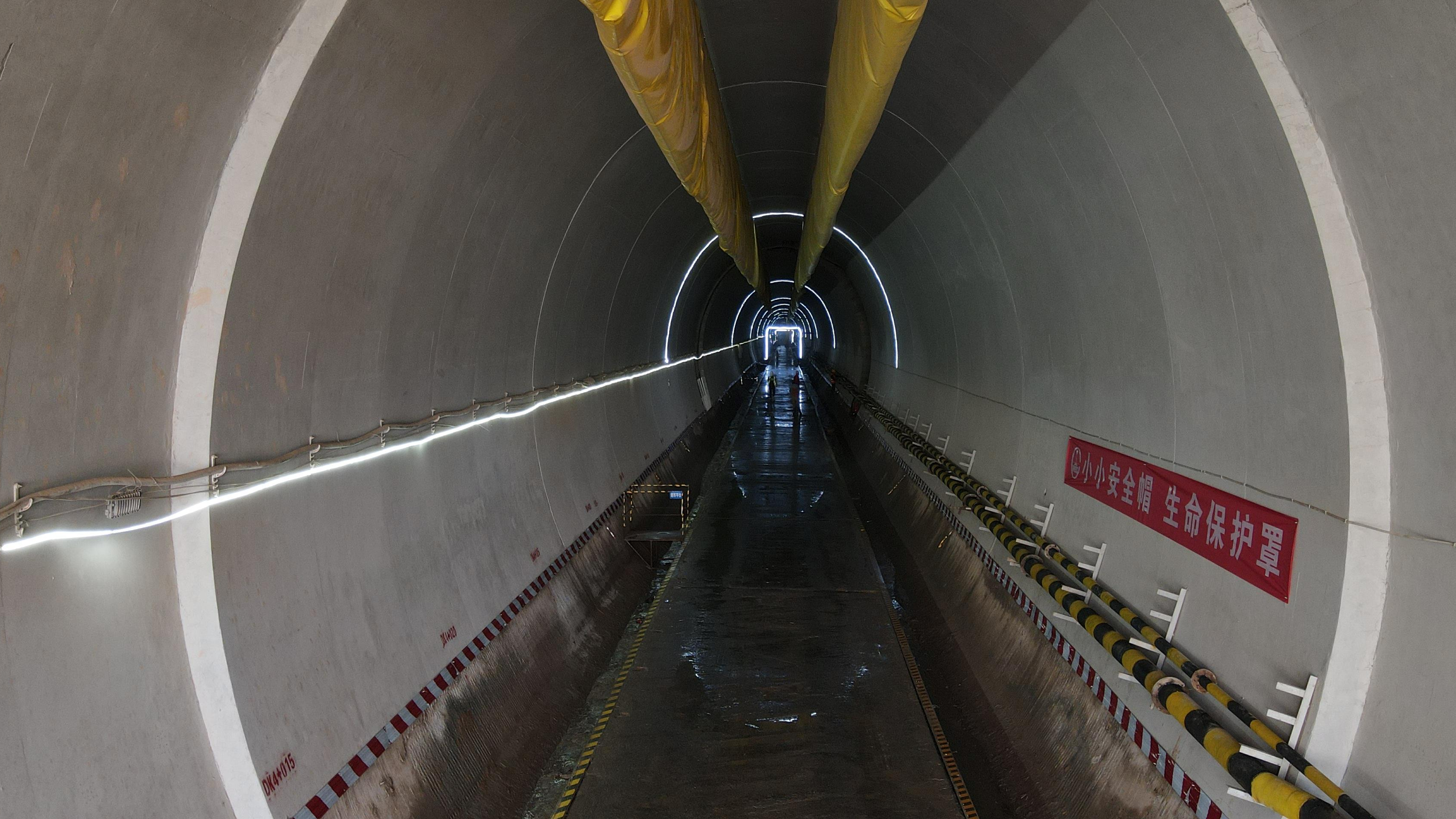 兰合铁路西固隧道左线顺利贯通