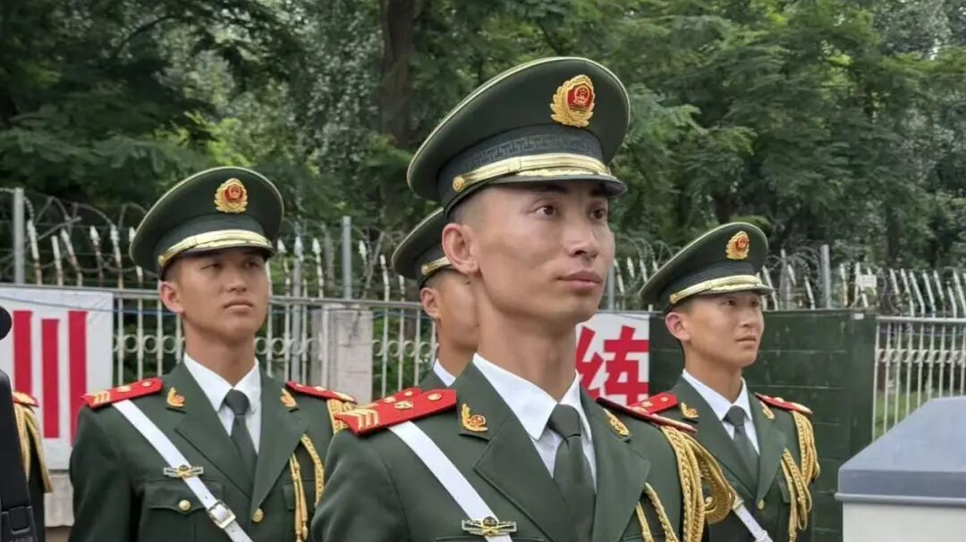 中国军人刷爆全网!“稳如磐石”的军姿是这样炼成的! 中国军人刷爆全网!“稳如磐石”的军姿是这样炼成的!
