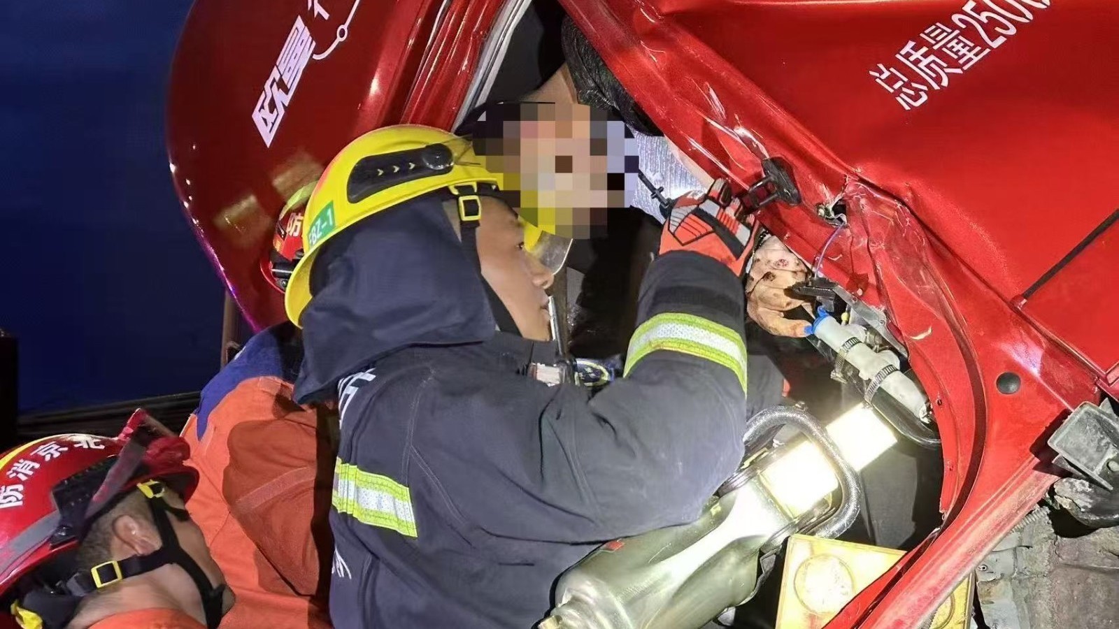 深夜两车追尾一人被困!昌平消防紧急救援成功脱险 深夜两车追尾一人被困!昌平消防紧急救援成功脱险