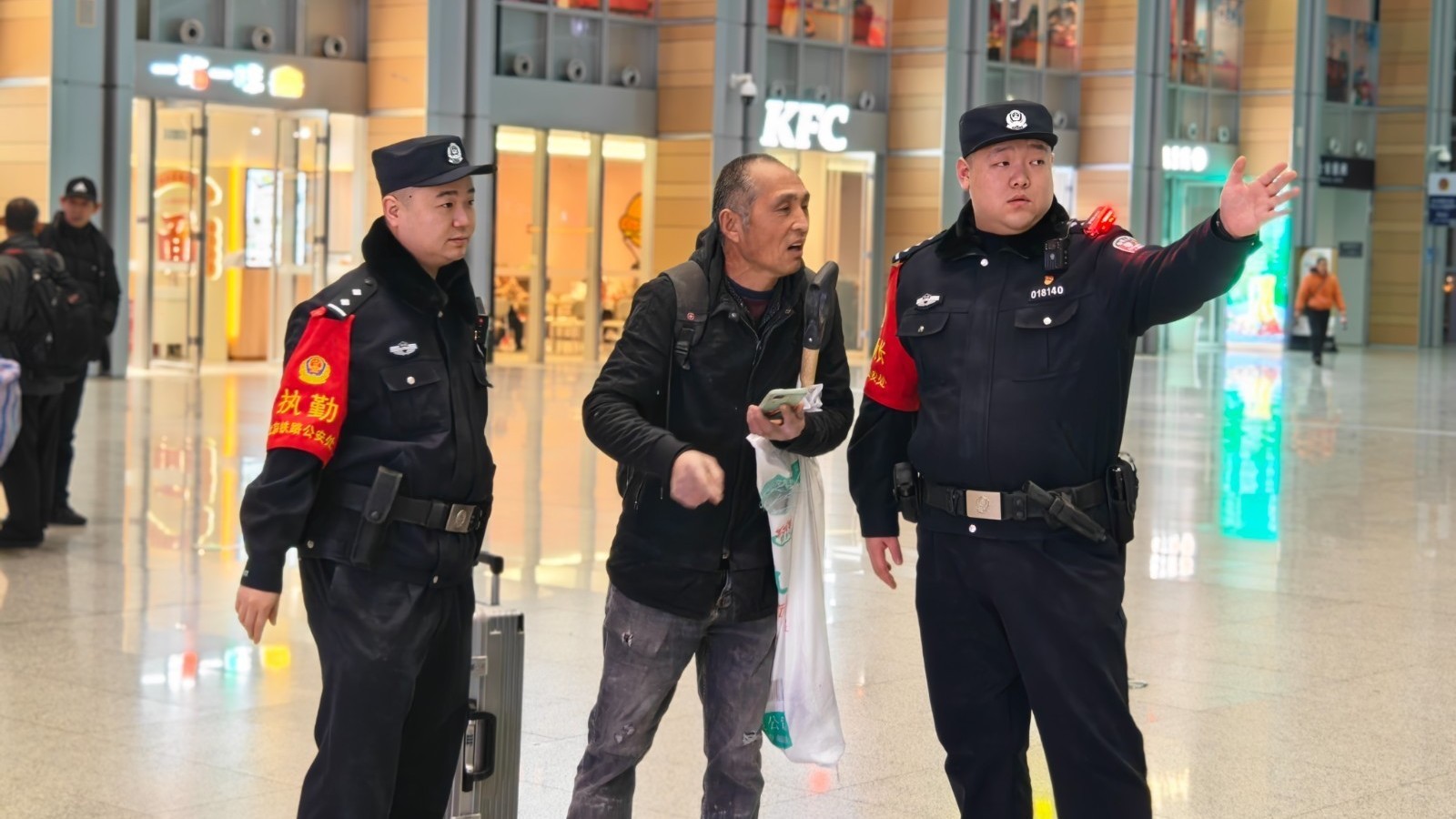 北京丰台站派出所里的“师徒传承”：  李显龙与吕晨阳的守护之路
