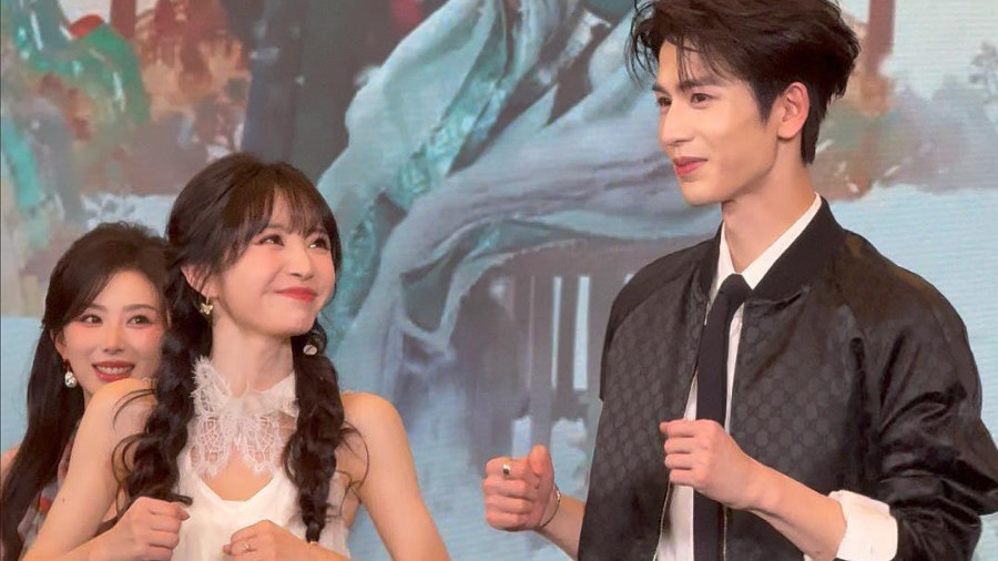 《逐玉》抖音追剧团高甜来袭!田曦薇、张凌赫现场大跳白菜手势舞 《逐玉》抖音追剧团高甜来袭!田曦薇、张凌赫现场大跳白菜手势舞