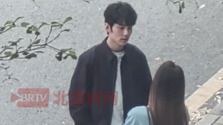 肖战新剧《小城良方》路透释出，他身穿休闲装亮相，男大感溢出屏幕