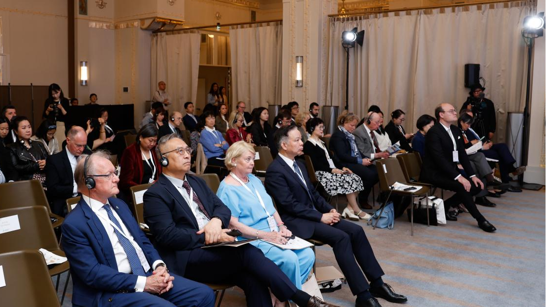 “对话未来:中欧美文明交流与和平发展”圆桌会 在法国举行 “对话未来:中欧美文明交流与和平发展”圆桌会 在法国举行