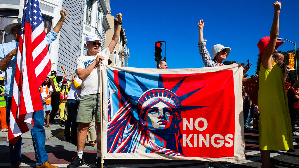 美国多地爆发示威游行 近700万人参与 美国多地爆发示威游行 近700万人参与