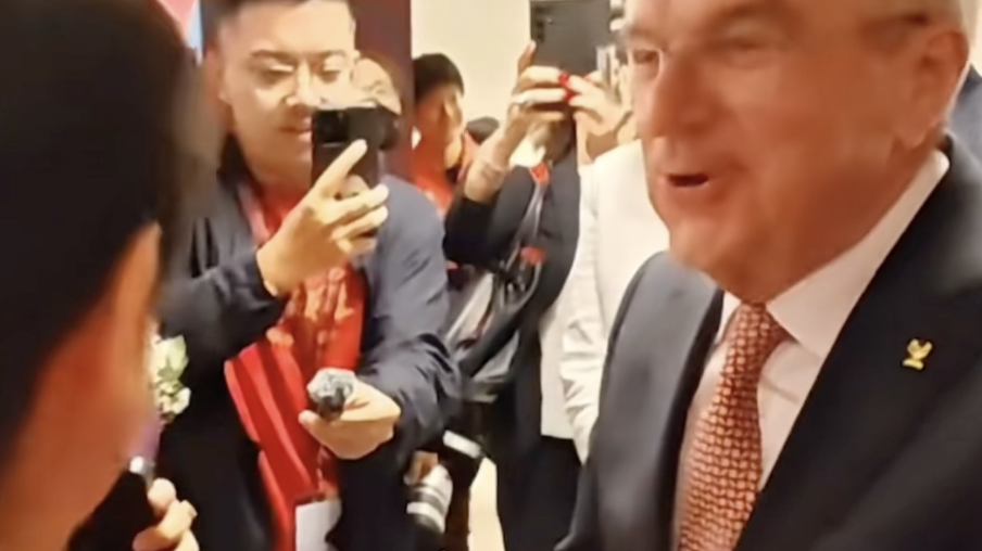 社牛莎莎！孙颖莎大大方方问奥委会主席要电话号码