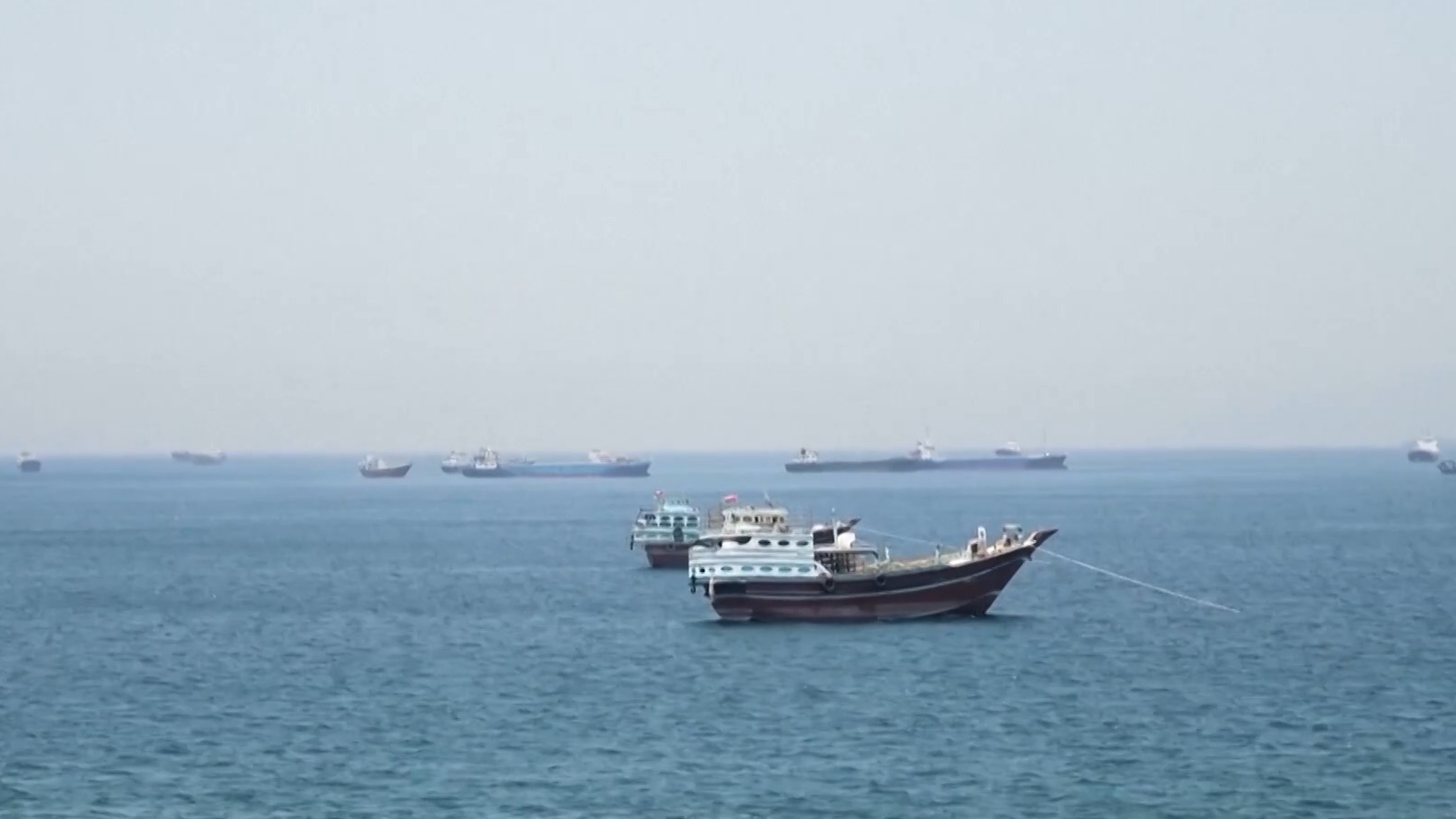 霍尔木兹海峡附近船只遇袭起火