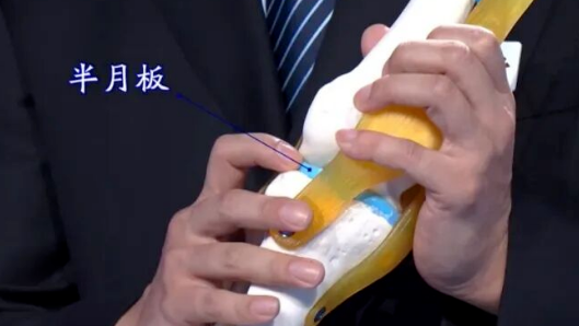 走路时一个小改变，能让膝盖用的更久！2个动作照着练，肌肉强了、关节不疼、走路稳当