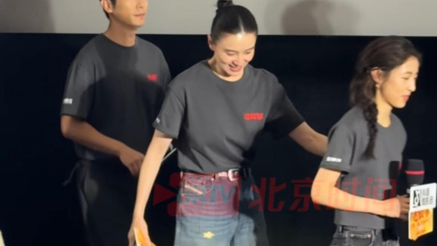 张子枫妹妹腿伤不便，宋佳姐姐全程细心搀扶