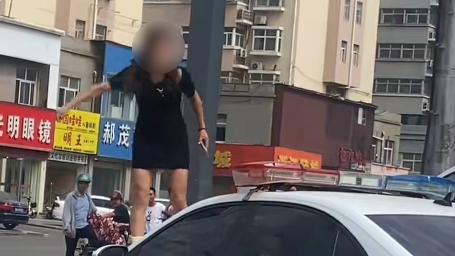 网红违停被罚跳上警车吼叫