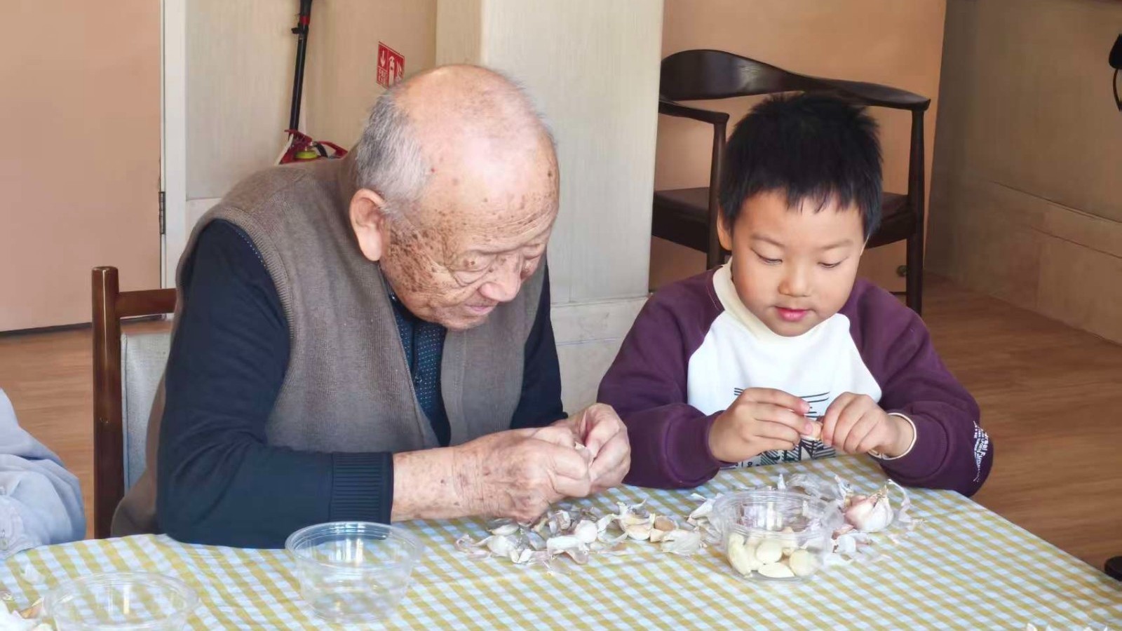 “蒜”有心意暖邻里 一罐腊八蒜串起三间房邻里情