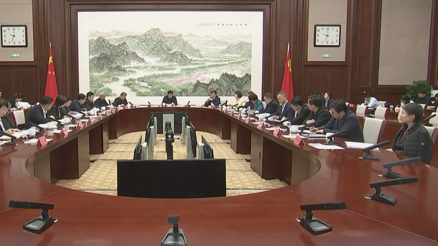 2026年市委全面依法治市委员会会议召开 游钧出席