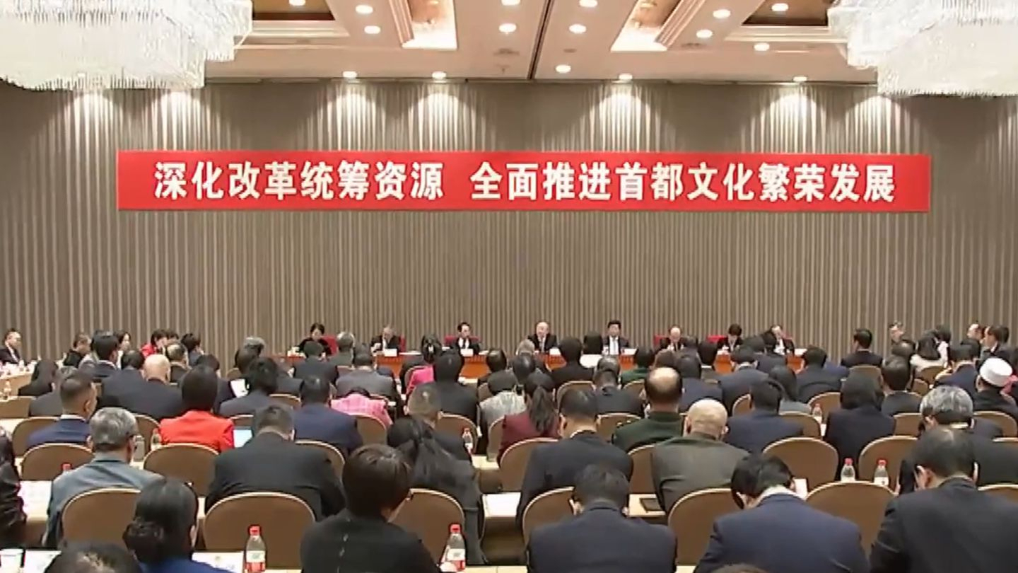 尹力看望市政协委员并参加界别联组会
