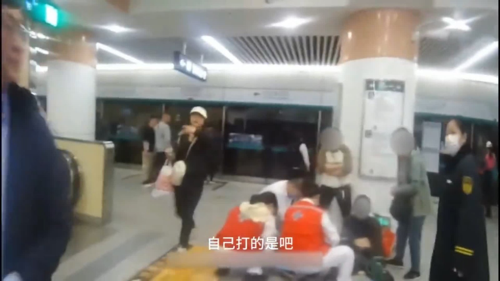满满的安全感!男子心脏不适晕倒民警紧急救助不慌乱_北京时间